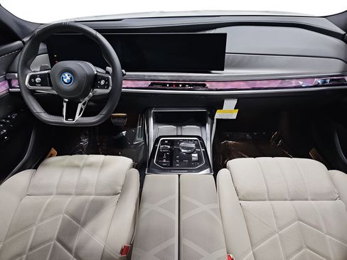 Certified 2025 BMW 750e xDrive image 10