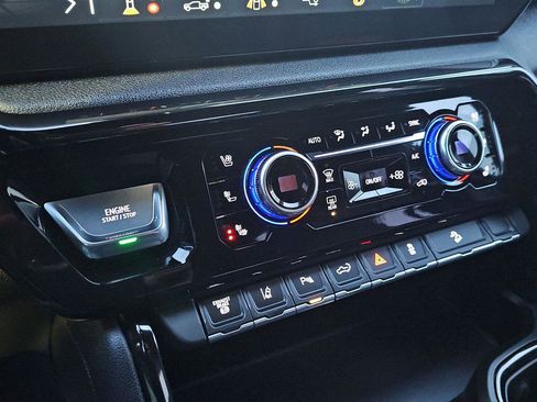 Used 2025 GMC Sierra 2500 AT4 image 14