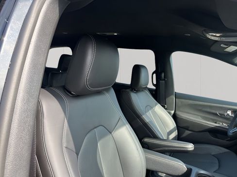 New 2026 Chrysler Pacifica Select image 15