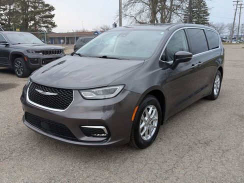 Certified 2023 Chrysler Pacifica Touring-L image 1