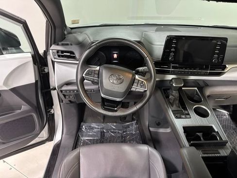 Used 2021 Toyota Sienna XSE FWD image 20