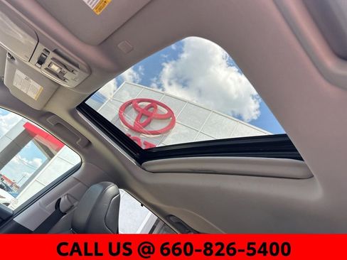 Used 2020 Toyota Highlander XLE AWD/4WD image 15