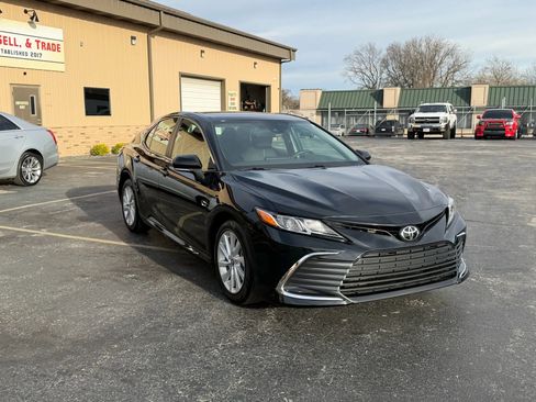 Used 2021 Toyota Camry LE image 4