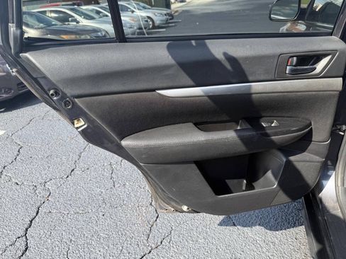 Used 2010 Subaru Outback 2.5i Premium AWD/4WD image 9