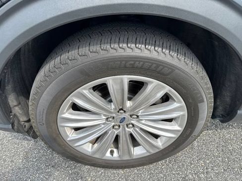 Used 2022 Ford Explorer Limited w/ Equipment Group 301A AWD/4WD image 18