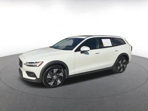 Used 2025 Volvo V60 B5 Cross Country Plus image 7