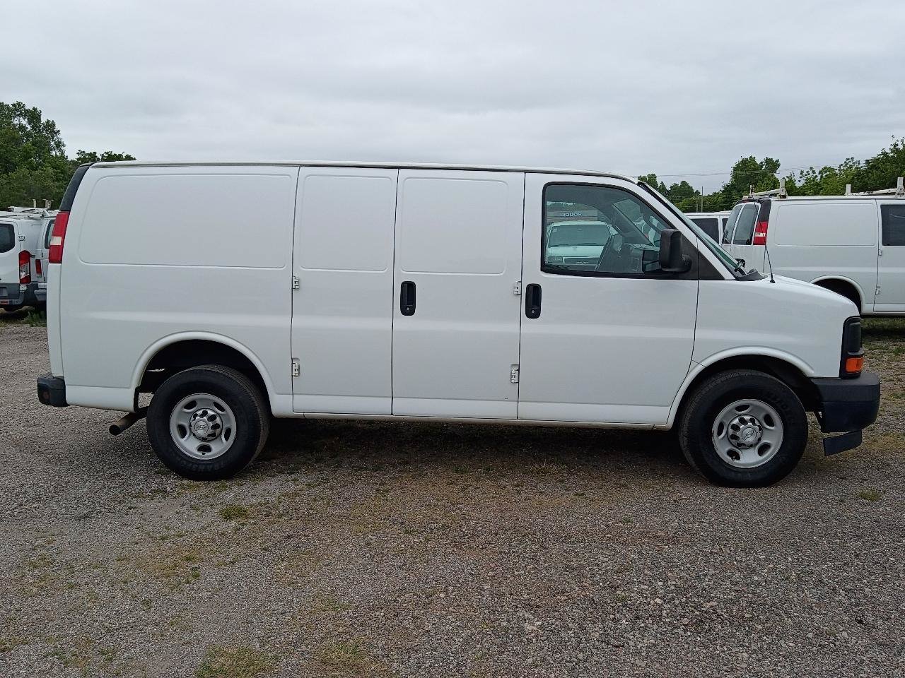 Used 2017 Chevrolet Express 2500 RWD image 4