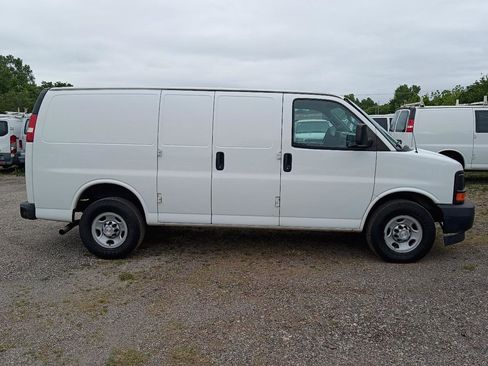Used 2017 Chevrolet Express 2500 RWD image 4