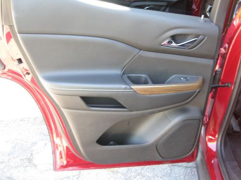 Used 2020 GMC Acadia SLE w/ Driver Convenience Package FWD image 28
