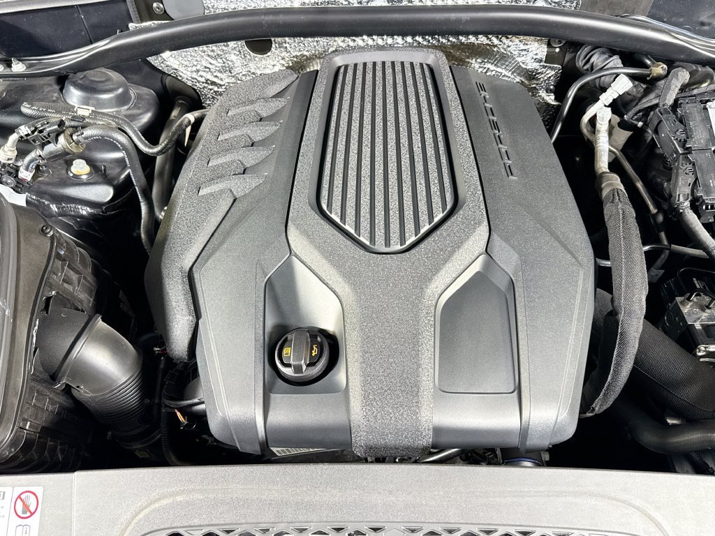Certified 2023 Porsche Macan AWD/4WD image 26