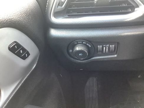 Used 2025 Chrysler Pacifica Limited FWD image 20
