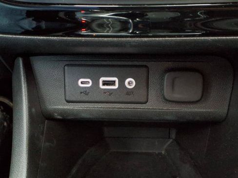 Used 2022 Buick Encore GX Essence w/ Experience Buick Package FWD image 9