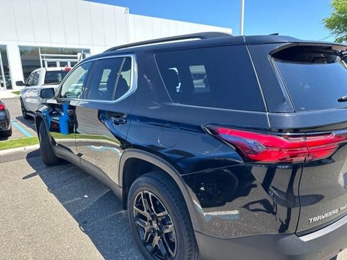 Used 2022 Chevrolet Traverse LT w/ LPO, Black Accent Package AWD/4WD image 4