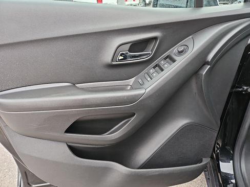 Used 2022 Chevrolet Trax LS w/ Tint and Cruise Package AWD/4WD image 13