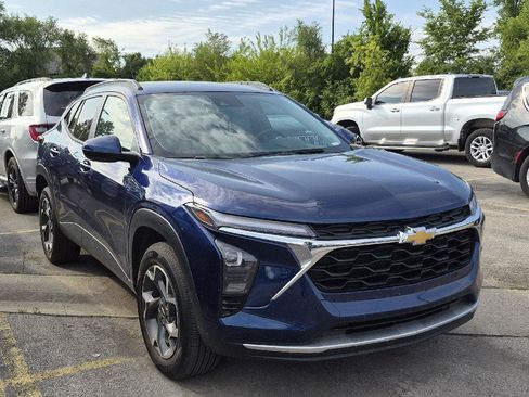 Used 2024 Chevrolet Trax LT w/ Driver Confidence Package FWD image 2
