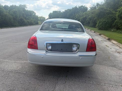 Used 2005 Lincoln Town Car Signature RWD image 4