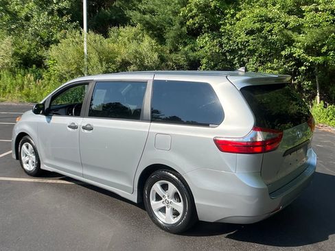 Used 2020 Toyota Sienna L FWD image 3
