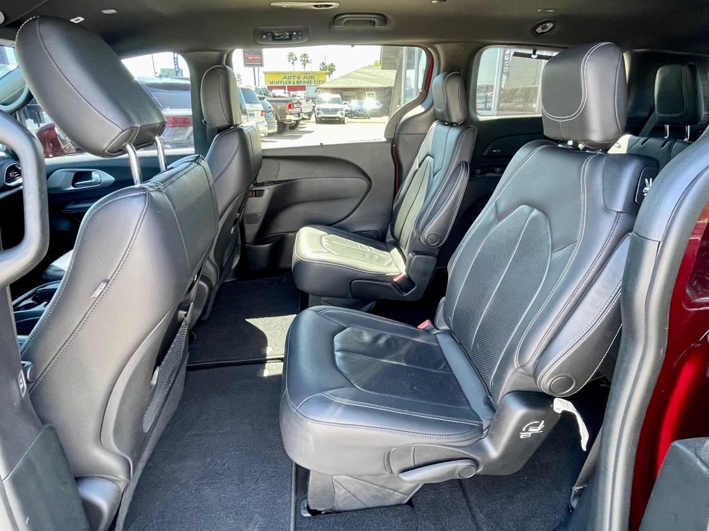 Used 2018 Chrysler Pacifica Touring-L w/ Premium Audio Group FWD image 17