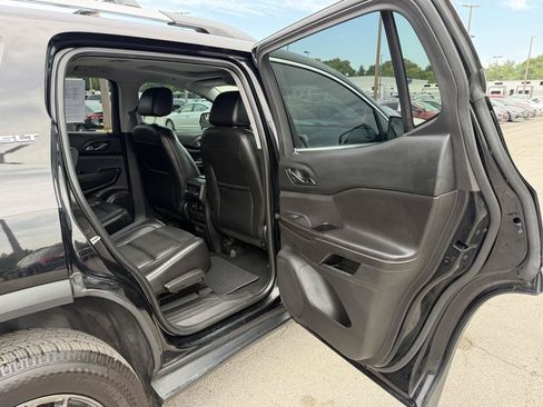 Used 2017 GMC Acadia SLT AWD/4WD image 10