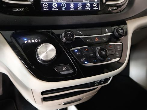 Used 2020 Chrysler Pacifica Touring image 8