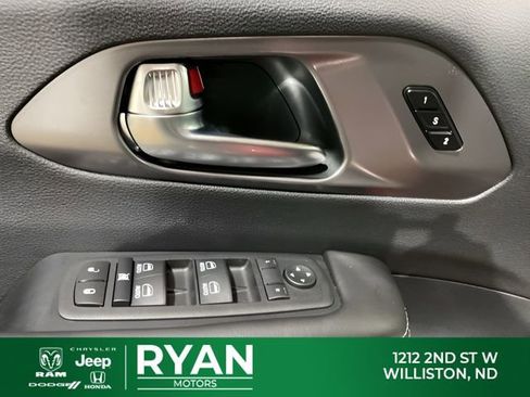 New 2026 Chrysler Pacifica Select AWD/4WD image 38