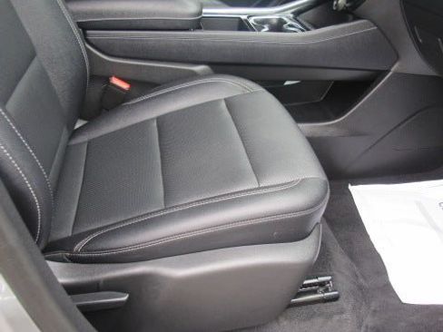 Used 2025 Chevrolet Traverse LT FWD image 16