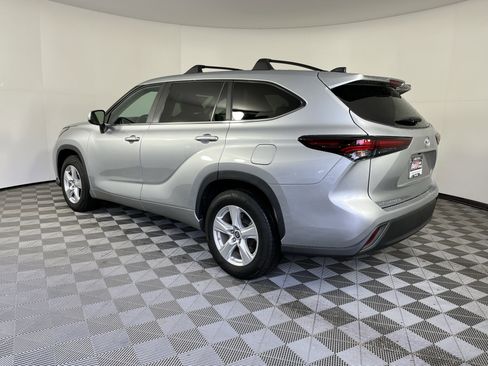 Used 2024 Toyota Highlander LE image 3