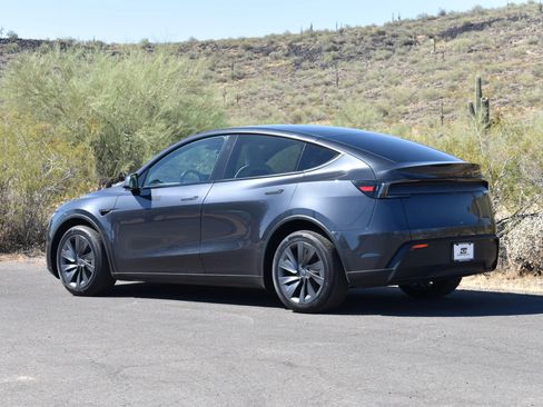 Used 2026 Tesla Model Y AWD image 6