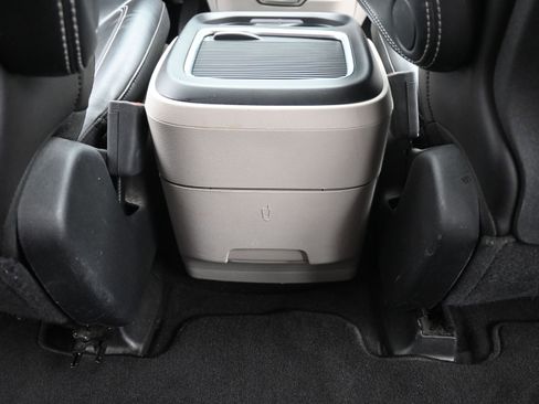 Used 2023 Chrysler Pacifica Touring-L FWD image 18