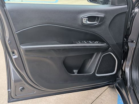 Used 2019 Jeep Compass Latitude image 12