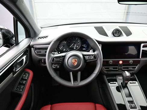 Certified 2026 Porsche Macan AWD/4WD image 18