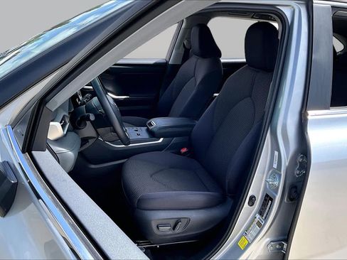 Used 2025 Toyota Highlander XLE FWD image 8