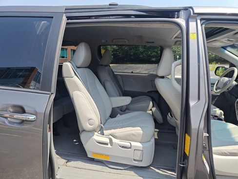 Used 2012 Toyota Sienna XLE image 27