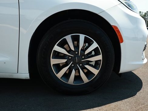 Used 2023 Chrysler Pacifica Touring-L FWD image 5