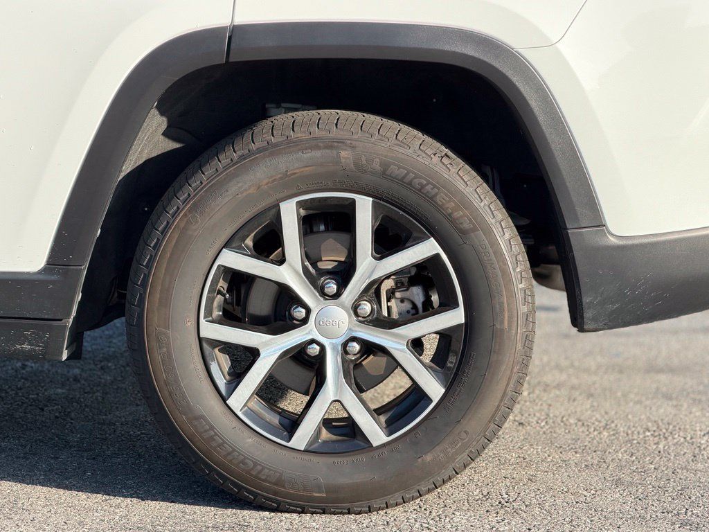 Used 2024 Jeep Grand Cherokee Limited RWD image 3