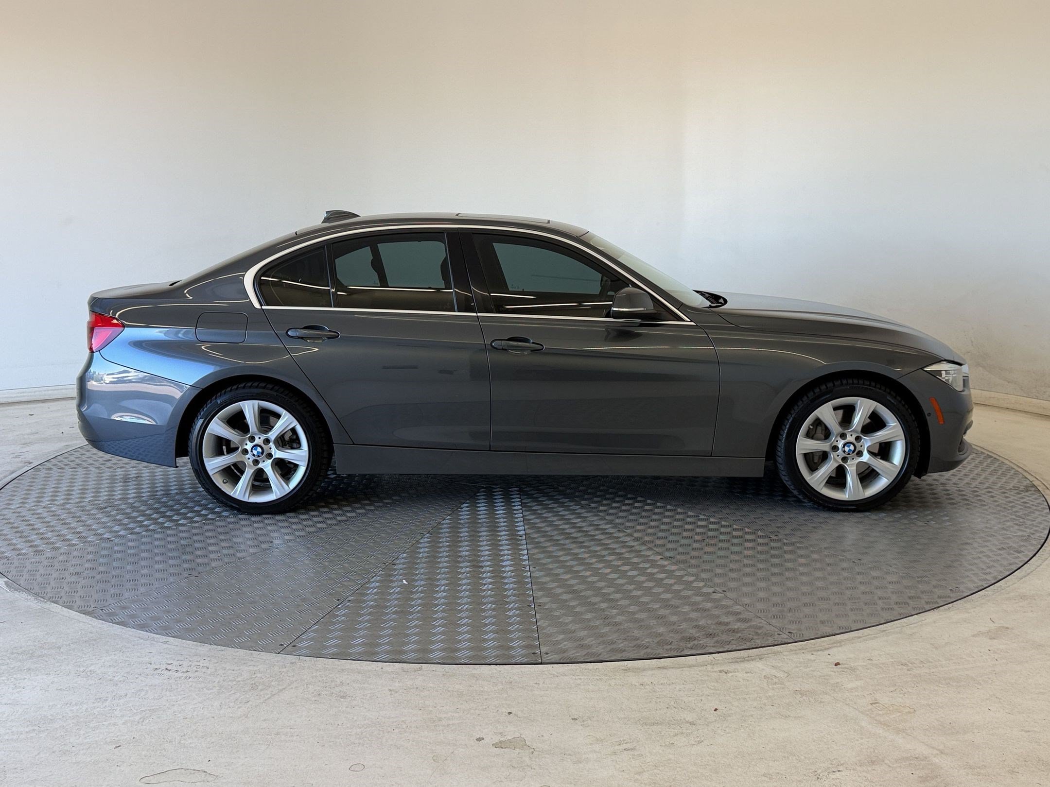 Used 2016 BMW 340i xDrive Sedan AWD/4WD image 8
