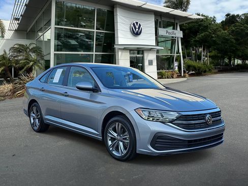 Used 2024 Volkswagen Jetta SE FWD image 3