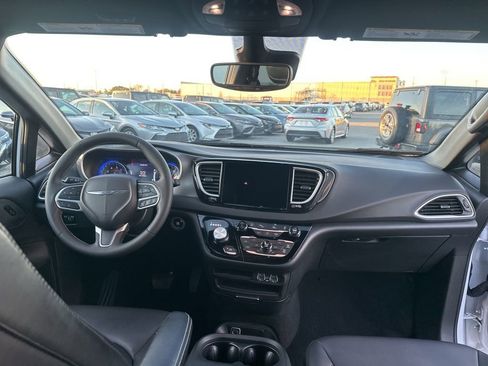 Used 2025 Chrysler Pacifica Select image 14