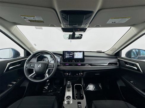 Used 2025 Mitsubishi Outlander SE image 23