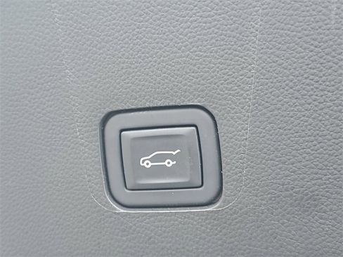 Certified 2023 Chevrolet Traverse RS image 9