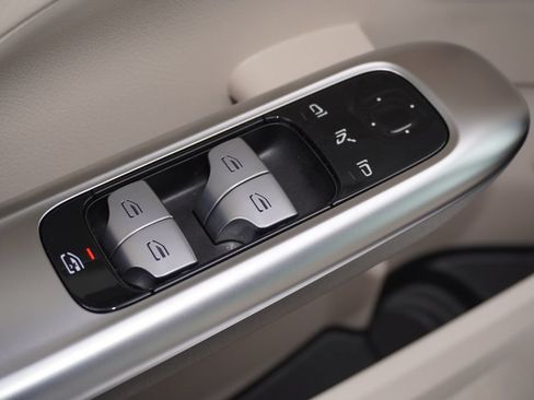 Used 2025 Mercedes-Benz C 300 Sedan image 14