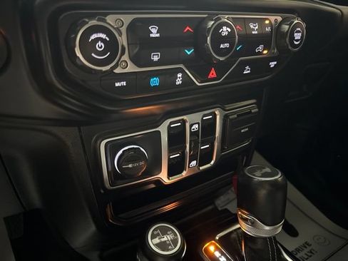 Used 2022 Jeep Wrangler Unlimited Sahara AWD/4WD image 13
