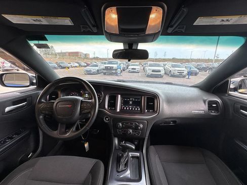 Used 2018 Dodge Charger SXT w/ Blacktop Package RWD image 9