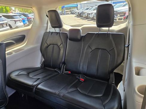 Used 2024 Chrysler Pacifica Limited FWD image 12