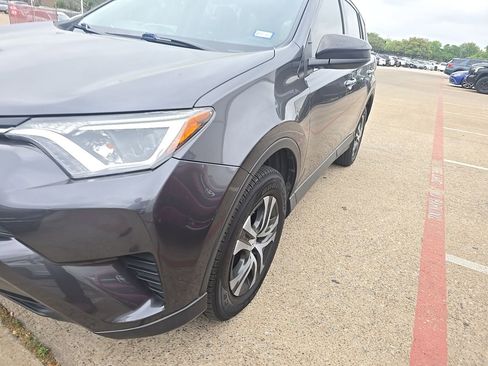 Used 2018 Toyota RAV4 LE image 1