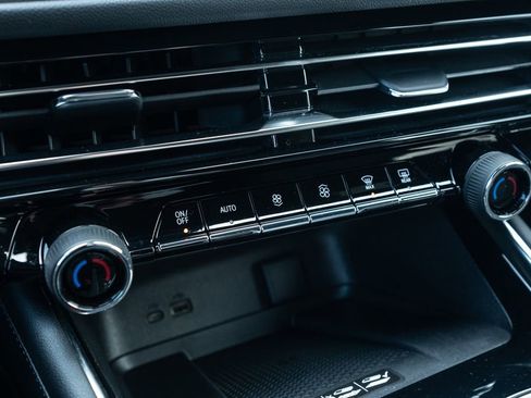 Used 2025 Chevrolet Traverse LT image 26