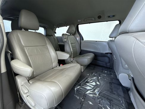 Used 2017 Toyota Sienna XLE image 34
