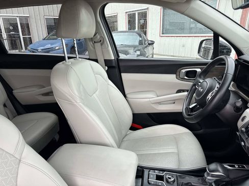 Used 2023 Kia Sorento EX w/ Panoramic Sunroof Package FWD image 11