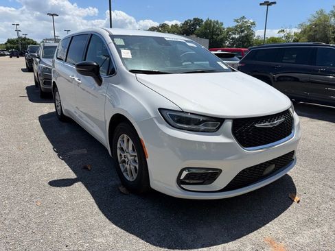 Used 2025 Chrysler Pacifica Select FWD image 2