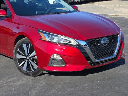 Used 2022 Nissan Altima 2.5 SV w/ SV Premium Package image 2